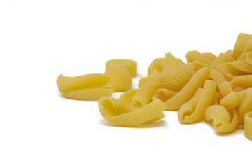 pasta italiana non cotta su fondo bianco