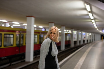 Frau im strom der Zeit