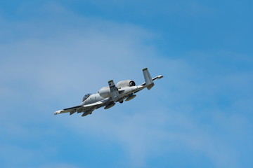 飛行する攻撃機