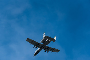 飛行する攻撃機