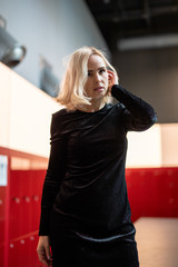 Frau im strom der Zeit