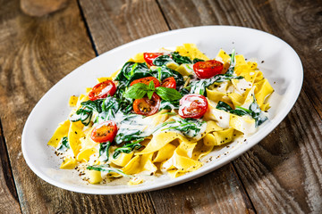 Tagliatelle with spinach, cherry tomatoes and sauce