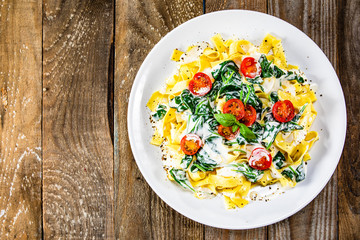 Tagliatelle with spinach, cherry tomatoes and sauce