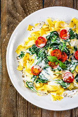 Tagliatelle with spinach, cherry tomatoes and sauce
