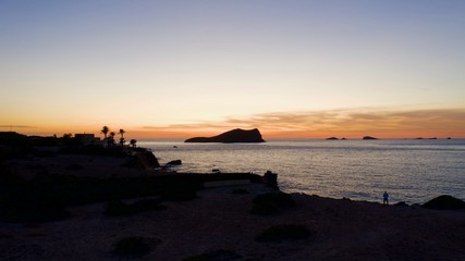 Fototapeta na wymiar Bello paisaje , palmeras, mar, costa del sol , puesta del Sol 