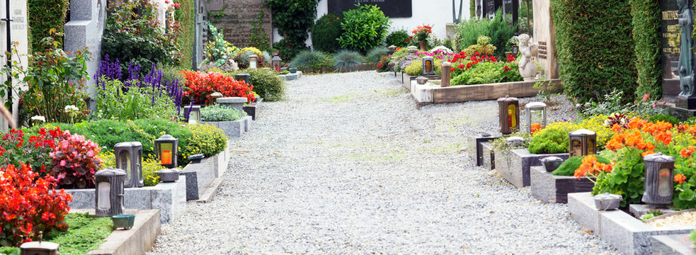 Friedhof mit geschm&uuml;ckten Gr&auml;bern, Banner, Header