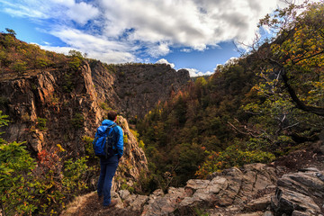 Wanderer mit Blick auf das tief eingeschnittene Bodetal nahe Thale / Hiker in Harz mountains...