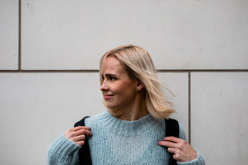 Wunderschöne Frau auf Reise