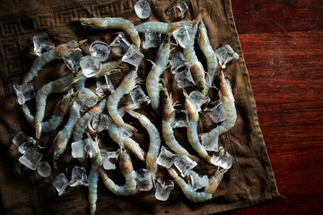 Raw skinned shrimps with ice 