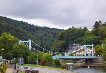Die Hängebrücke Saarbrücke in Mettlach über dem Fluss Saar in Deutschland Europaim Saarland