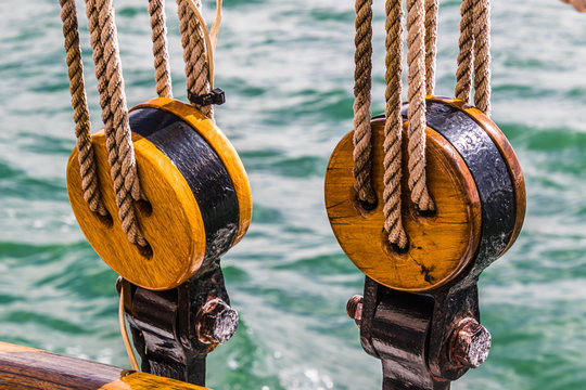 Details klassischer Yachten Wantenumlenkbl&ouml;cke