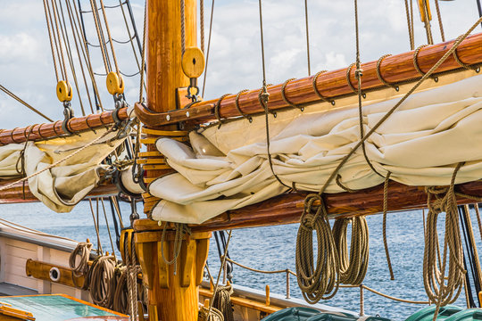 Details klassischer Yachten Gro&szlig;- / Fockbaum mit Segeln