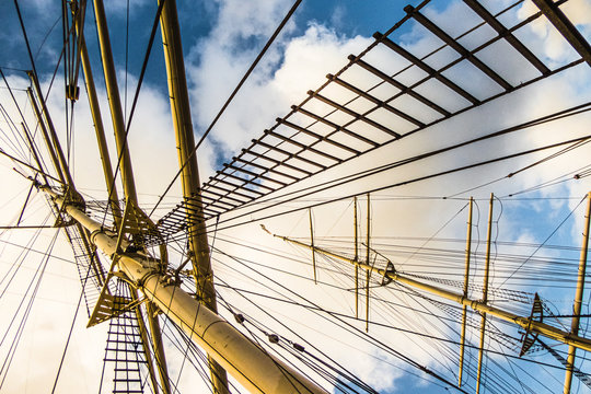 Details klassischer Yachten Takelage mit Wanten