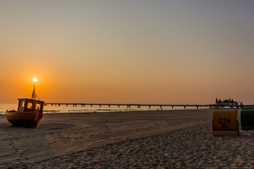 Morgendlicher Sonnenaufgang am Binzer Ostseestrand - Binz/Ostsee/Deutschland