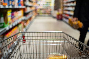 Einkaufswagen im Supermarkt