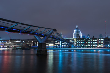 Fototapeta na wymiar Millennium Footbridge with reflections 