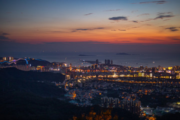Fototapeta na wymiar China. Hainan Island. Evening view from the mountain in Phoenix Park of the city and the sea