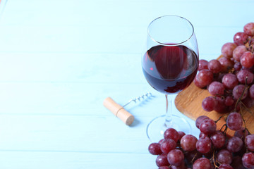 red wine and grapes on the table.