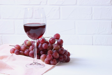 red wine and grapes on the table.