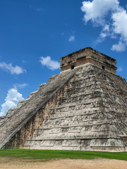 Fototapeta na wymiar Mayan pyramid of Chicken Izta in Yucatan, Mexico