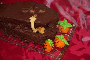 Halloween Kuchen in Sargform mit Skelett und Kürbis