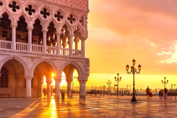 Fotobehang San Marco plein bij zonsopgang, Venetië, Italië © Kavalenkava