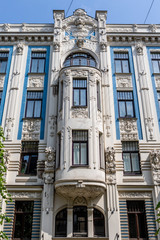 Fototapeta premium Fasada secesyjnego budynku zaprojektowanego przez architekta Eisensteina przy ulicy Elizabetes w Rydze na Łotwie