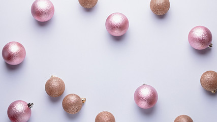 Obraz premium Golden and pink ornaments in chaotic order on pastel background, copy space, minimalistic composition