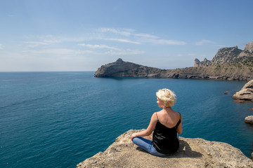 Fototapeta na wymiar Nice Girl on the edge of a cliff