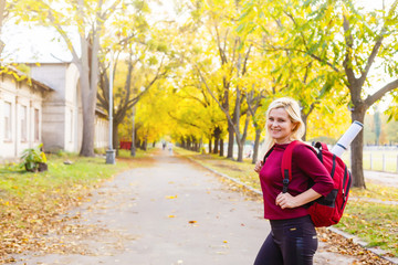 Obraz premium girl with a backpack in the autumn park