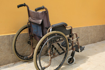 Obraz premium Bunch of empty wheelchairs parked in hospital