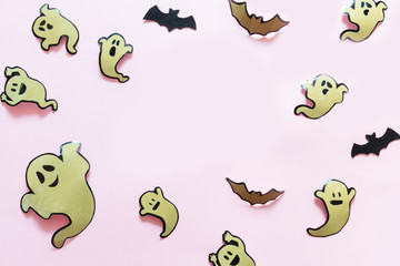 Obraz premium halloween flat lay, composition mockup of a ghost, spiders, pumpkins on a pink background, holiday background, postcard