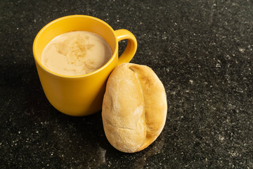 Desayuno de café con leche y pan juntos
