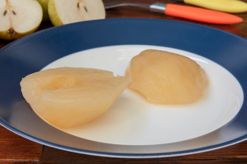 Un plato con peras en conserva