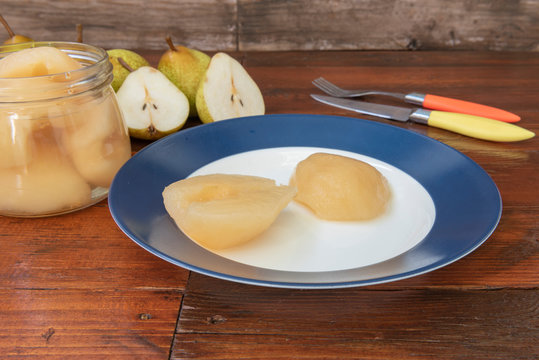 Un plato con peras en conserva