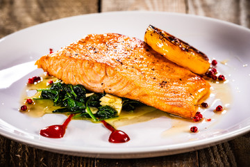 Grilled salmon with lettuce