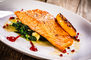 Grilled salmon with lettuce