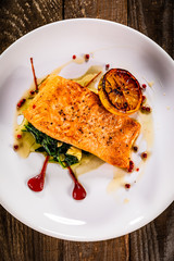 Grilled salmon with lettuce