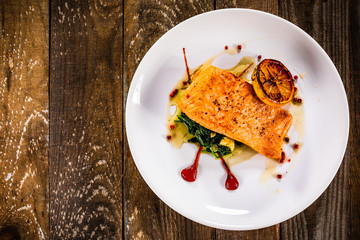 Grilled salmon with lettuce