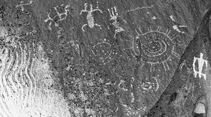 Fototapeta premium Indian petroglyphs seen on a wall in Utah