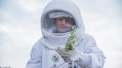 Obraz premium Astronauts Analyzing Plant Life Found on Alien Planet