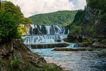 Der wunderschöne Wasserfall von Strbacki Buk in Bosnien und Herzegowina
