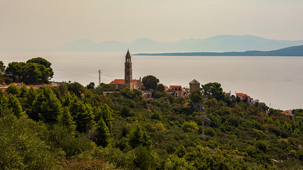Fototapeta na wymiar Igrane und die Muttergottes Kapelle in Kroatien 
