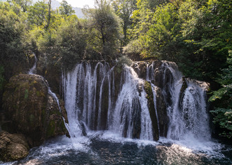 Fototapeta na wymiar Der wunderschöne Wasserfall von Martin Brod in Bosnien und Herzegowina