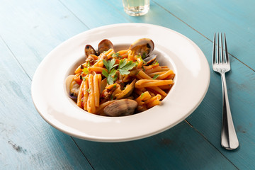 Pasta casereccia con salsa di vongole veraci, cibo mediterraneo