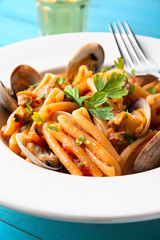 Pasta casereccia con salsa di vongole veraci, cibo mediterraneo