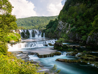 Fototapeta na wymiar Der wunderschöne Wasserfall von Strbacki Buk in Bosnien und Herzegowina