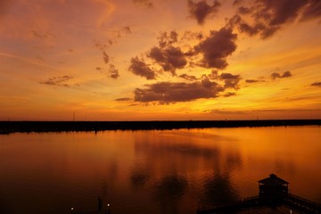 Obraz premium sunset on lake, sunset, water, sky, sun, landscape, sunrise, evening, reflection, nature, dusk, clouds, cloud, night, beautiful, beauty, view, travel, calm, trip