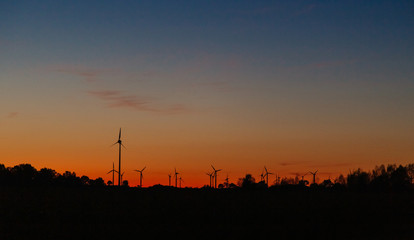 Windgeneator und Sonnenuntergang