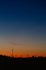 Windgeneator und Sonnenuntergang 2